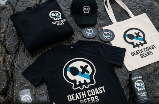 Camiseta, sudadeira, gorra, bolsa e posavasos